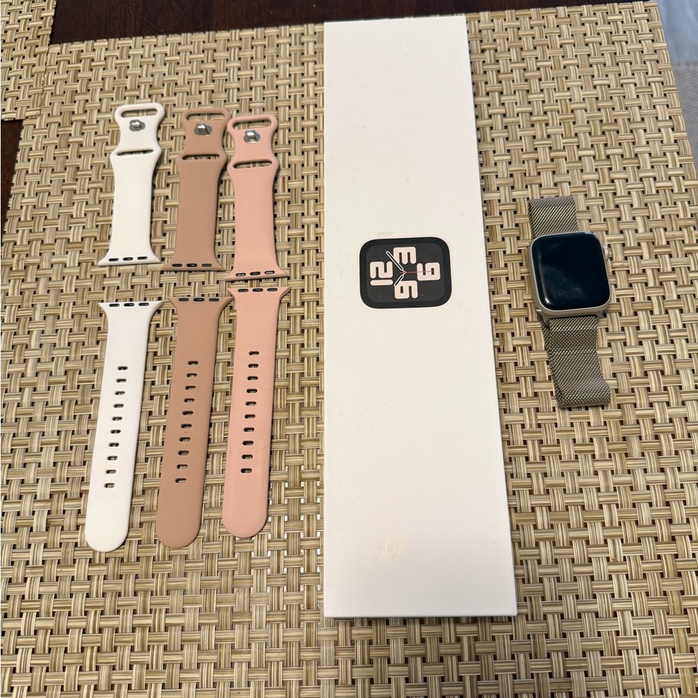 Apple Watch SE (2nd Gen) 40mm Starlight Aluminum GPS, Gold Milanese Loop band